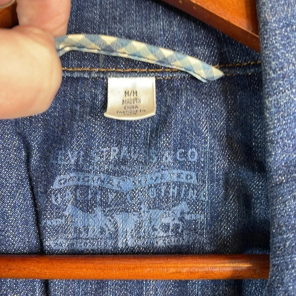 LEVIS Blue Dark Wash Denim Trucker Jean Jacket Red Tab Pockets Cotton Stretch M - Picture 10 of 14